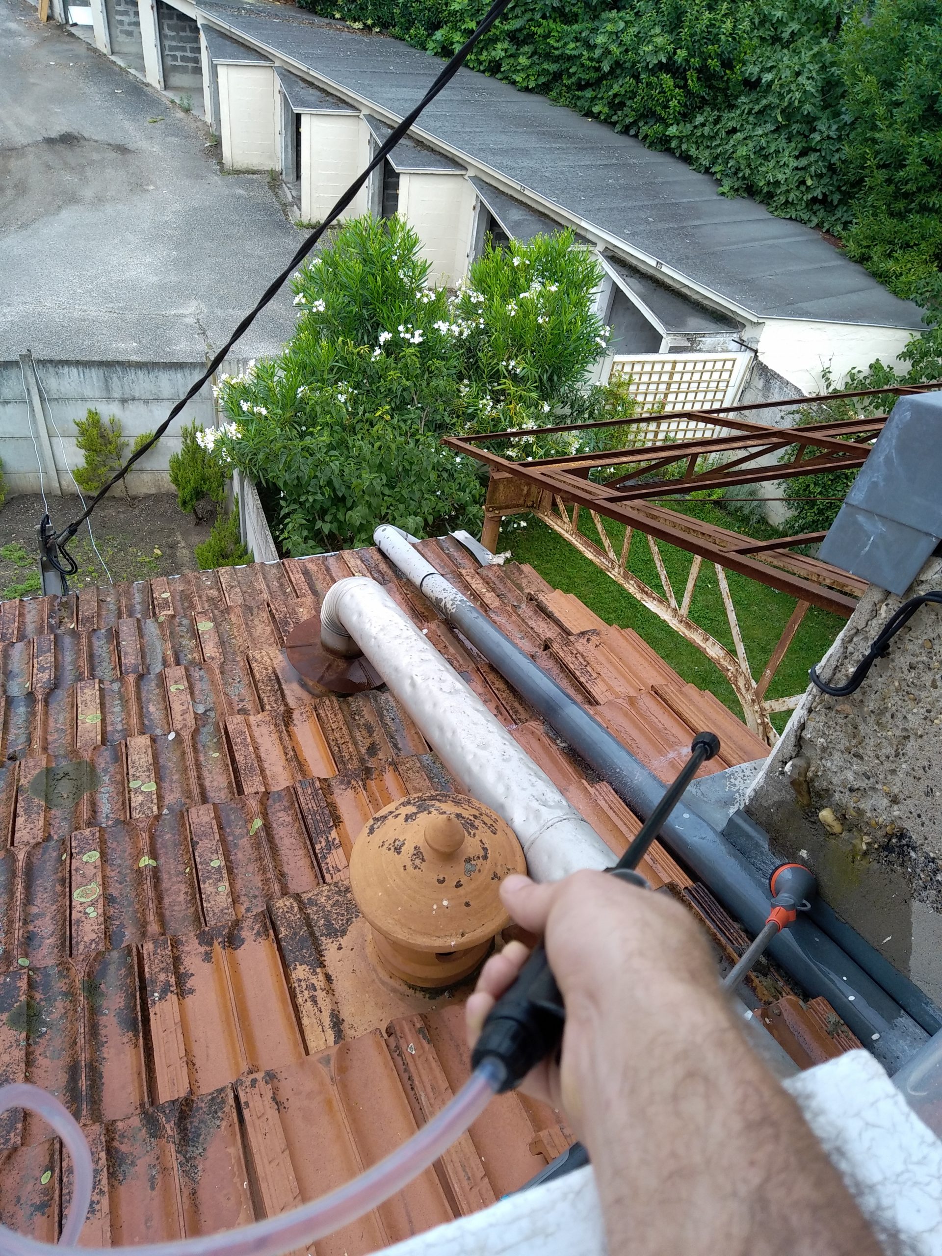 fuitphoto d'une fuite eau plafond à cause de la toiture